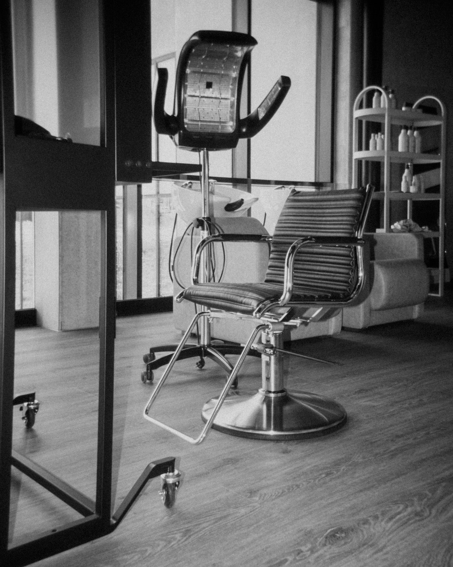 Fiore - Juoda kirpimo kėdė - Chromuotas apvalus pagrindas